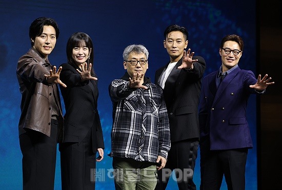 forhanhyojoo's tweet photo. Blood Free Presscon today with #HanHyoJoo, #JuJihoon #LeeMusaeng #LeeHeejun and Director Park Cheolhwan

#한효주 #지배종 #BloodFree https://t.co/bnWCgFKUJf