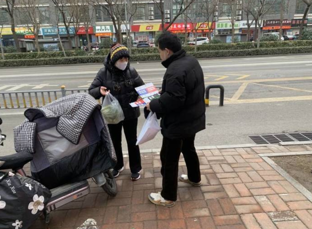 JinanVision's tweet image. 🌟🌱 Exciting news from New World Sunshine Garden Community in Jinan! 🗑️📦 Residents are getting involved in garbage classification promotion. Let's work together to keep our community clean and green! #Jinan #GarbageClassification ♻️🌿 #CommunityEngagement