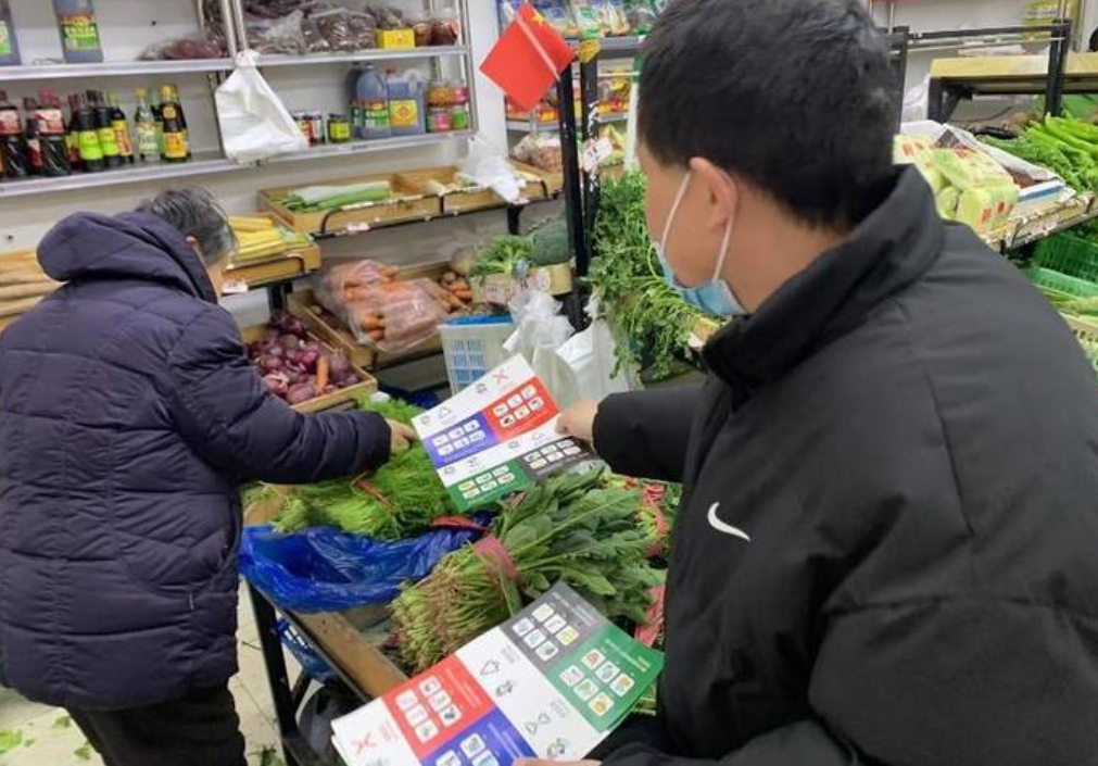 JinanVision's tweet image. 🌟🌱 Exciting news from New World Sunshine Garden Community in Jinan! 🗑️📦 Residents are getting involved in garbage classification promotion. Let's work together to keep our community clean and green! #Jinan #GarbageClassification ♻️🌿 #CommunityEngagement