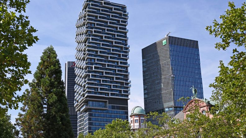♻️Turning construction waste into green 🌿 architecture! From the recycled apartment block in Hanover to the CRCLR House in Berlin and the Senckenberg Tower in Frankfurt. 🇩🇪 Germany is leading the way in sustainable construction. 🌱 #Recycling #GreenBuilding'