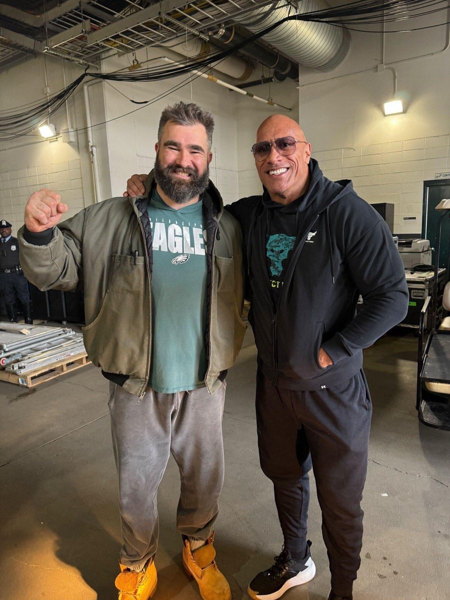 En la noche 1 de WrestleMania XL, compartieron un momento, Jason Kelce y Dwayne The Rock Johnson. 🏈🔥 📸: @newheightshow #NFLMX