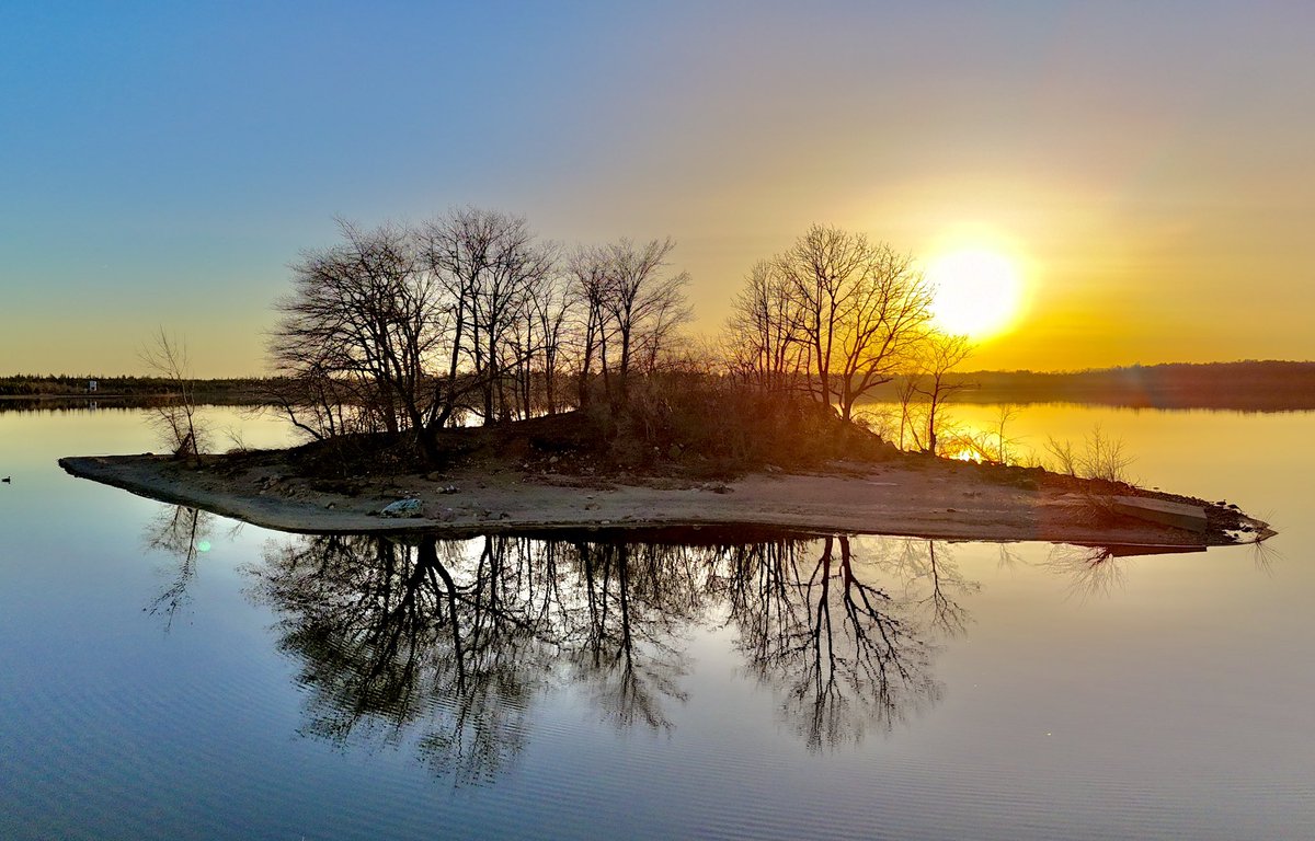 Fresh pic of my old #friend , #Aylmer #island . The #ottawariver was a #mirror today. #goodnight 

#sunset #sunsets #sunsetphotography   #aylmer #gatineau #outaouais #ottawa #shareyourweather #stormhour #ottawaphoto #ottawaphotographer  #myottawa @MurphTWN @NCC_CCN