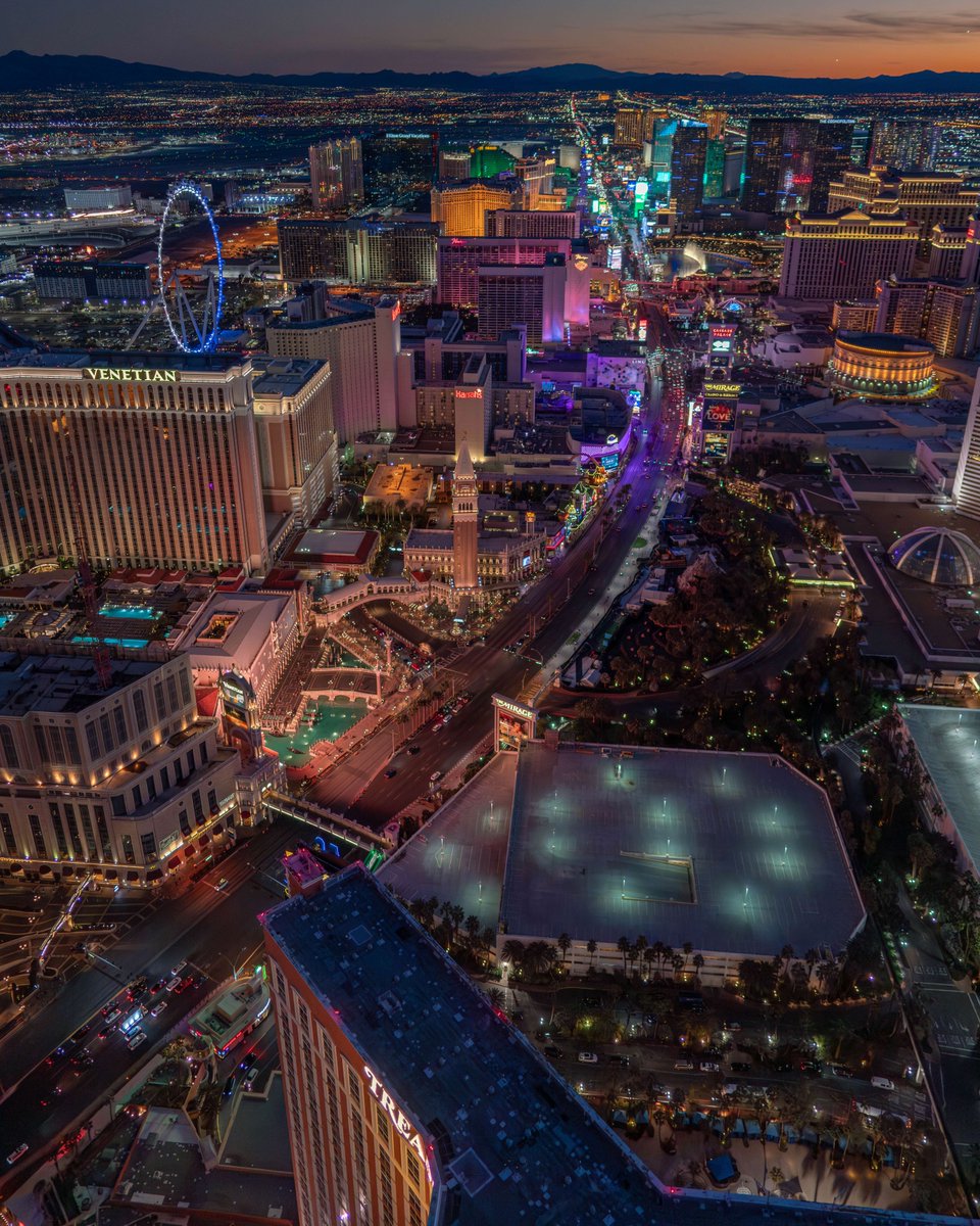 Sunset strolls down the Las Vegas Strip 🌆 #Vegas