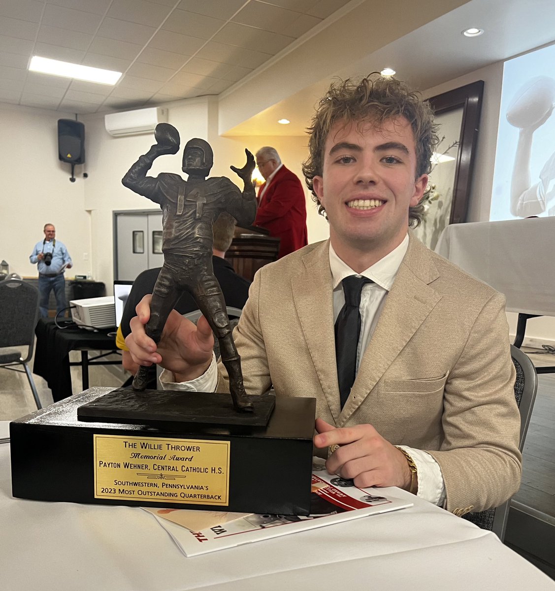 Congratulations to Central Catholic’s Payton Wehner, ‘24, who has won the Willie Thrower award which recognizes the best high school quarterback in Southwestern Pennsylvania! #RollVikes