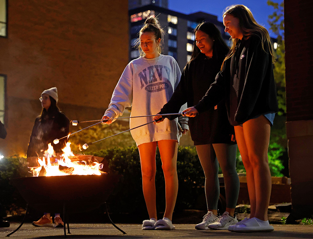 The Festival on the Bluff is back! Join the student-led Duquesne Program Council on April 27 for food, live music, dancing, a climbing wall, arts and crafts, pet therapy, a bounce house and more! ow.ly/S6El50Ra3UE