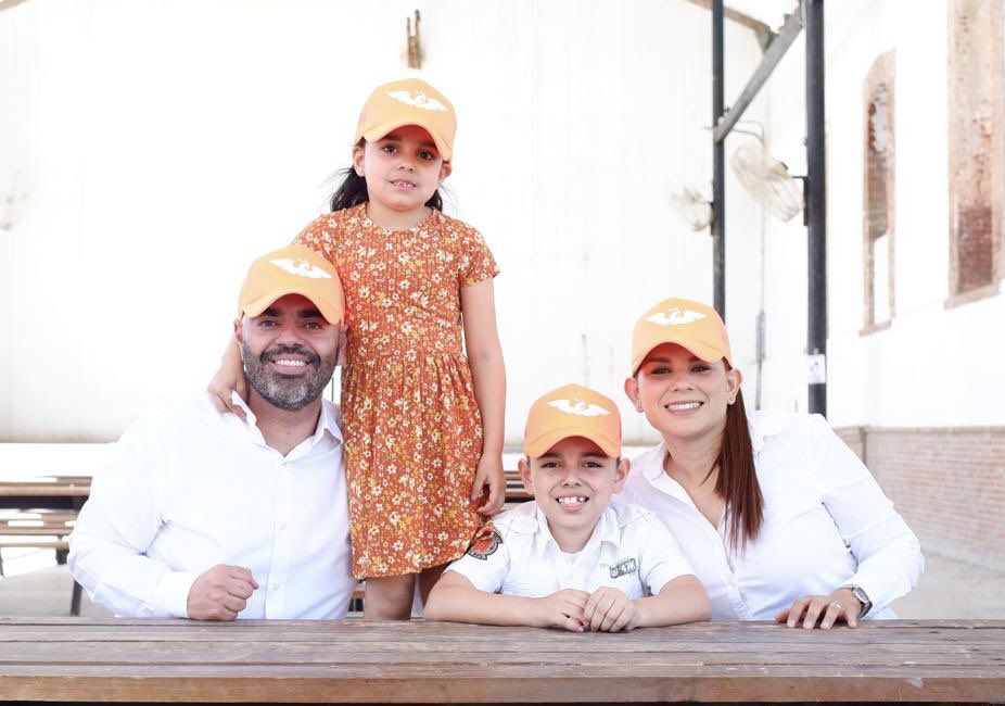 HiramBrahim's tweet photo. ¡Listos para apoyar en Familia a MÁYNEZ #Presidente en el debate! 🇲🇽🧡💪🏻👨👩👧👦 @AlvarezMaynez #Presiente
@karlatello25 @MovCiudadanoMX #Debate https://t.co/xQ9jOHzOsK
