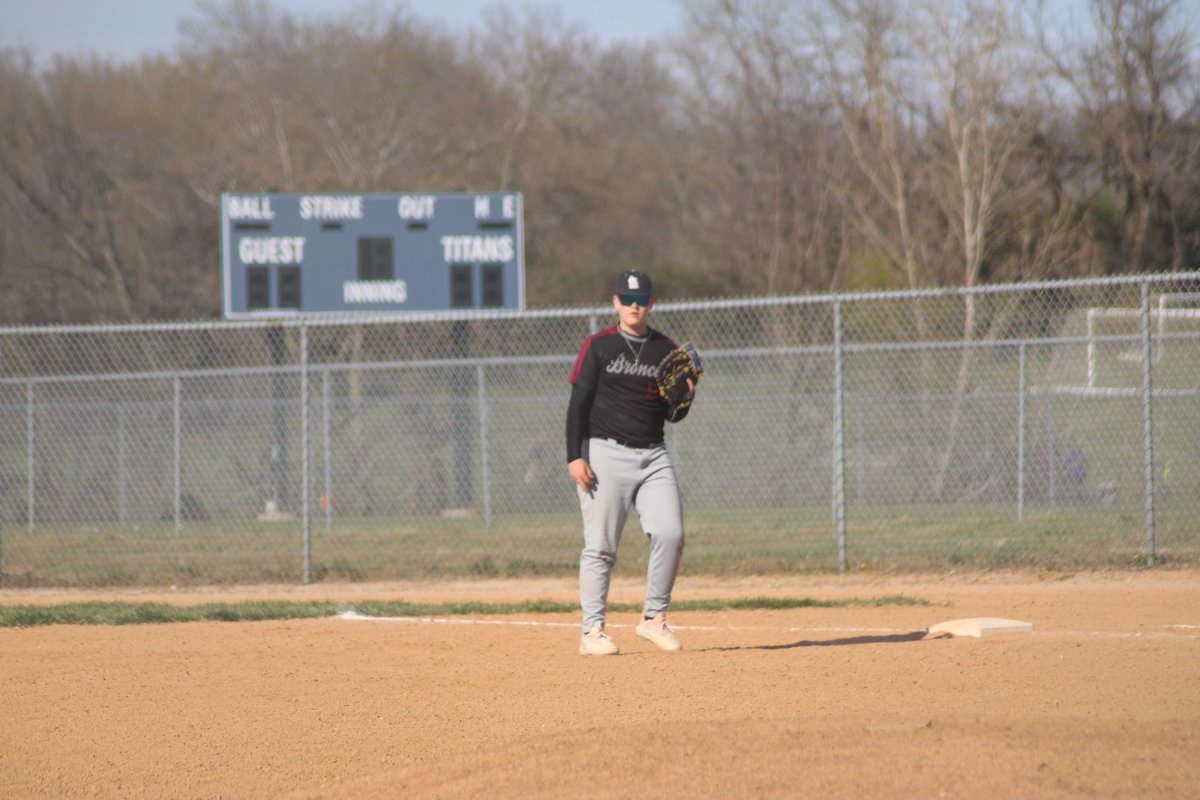 GradynP3's tweet image. Thanks for another great game for the guys Friday! 6-5 win over LSW. Let’s keep going! @BCbaseballtoday @LSNSilverBBall