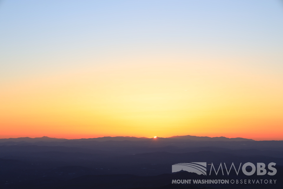 A view of the Green Mountains (#VT) from the summit of Mt Washington, #NH, at sunset today. For what to expect on Monday, please check out our Higher Summits Forecast at mountwashington.org/weather/higher… #NHwx #NH #VTwx #mountains #sunset