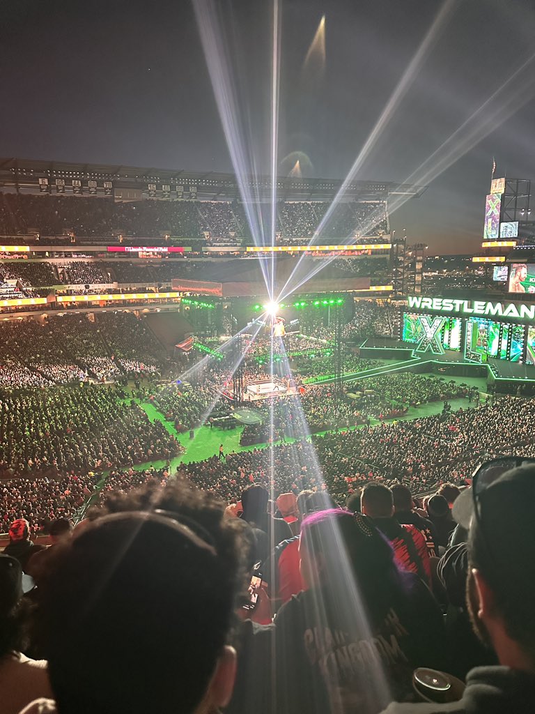 Larry215Bird's tweet photo. #WrestleMania #turnthelightoff 
Hardly noticeable https://t.co/BULBQkOXFx