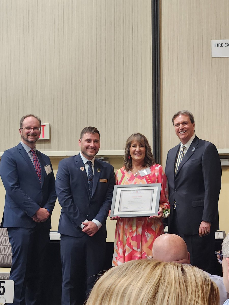 Taylor Bussinger 2024 Kansas Teacher of the Year thanks the Kansas educators in the room that encourage &amp; support children every day! Nancy Smith from Heatherstone &amp; look at both Olathe teachers on stage #opsforwardtogether, <a href="/hnhuskies/">Toni Cole</a>, <a href="/olatheschools/">Olathe Public Schools</a>, <a href="/DrLizHarrison/">Liz Harrison</a>