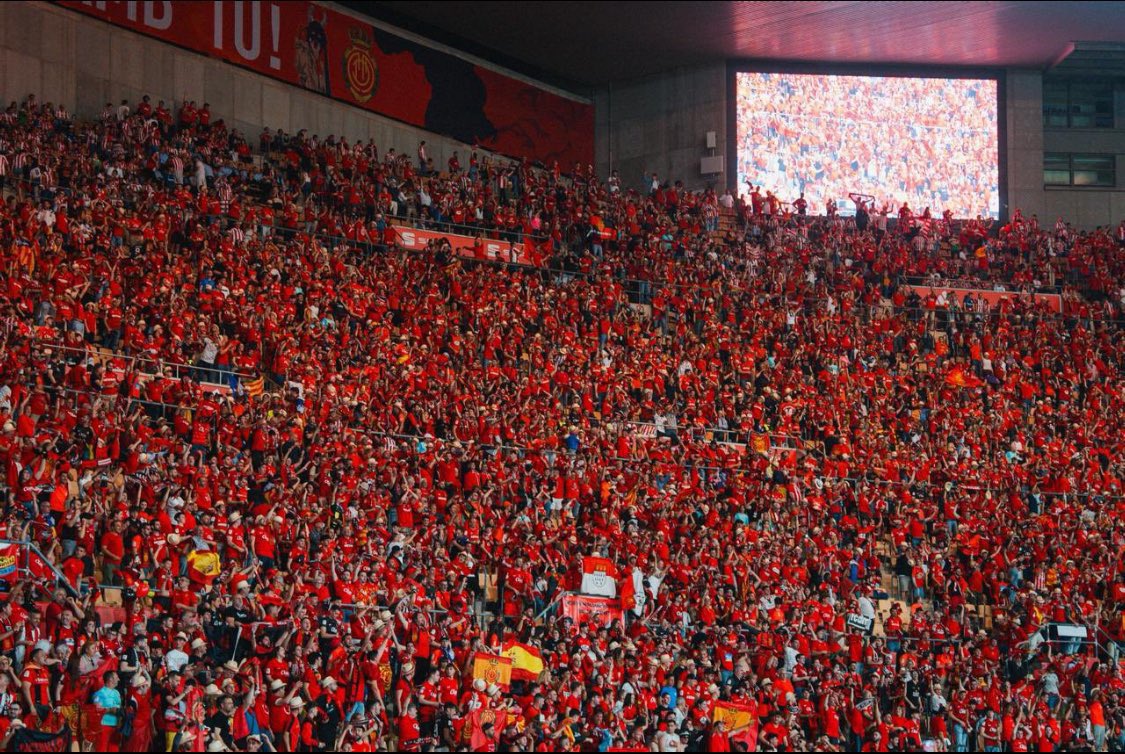 ripoll97's tweet photo. “VENIM DE L’INFERN, PER TOCAR EL CEL”

M’emociona pensar en com un lema, que va sorgir de manera espontània per la bufanda d’una hipotètica final, és capaç d’ilustrar tant bé com sentim i vivim el mallorquinisme. 

Una bufanda que va acabar de rematar-se a l’avió de tornada (1/9) https://t.co/Mql7HHAmqY