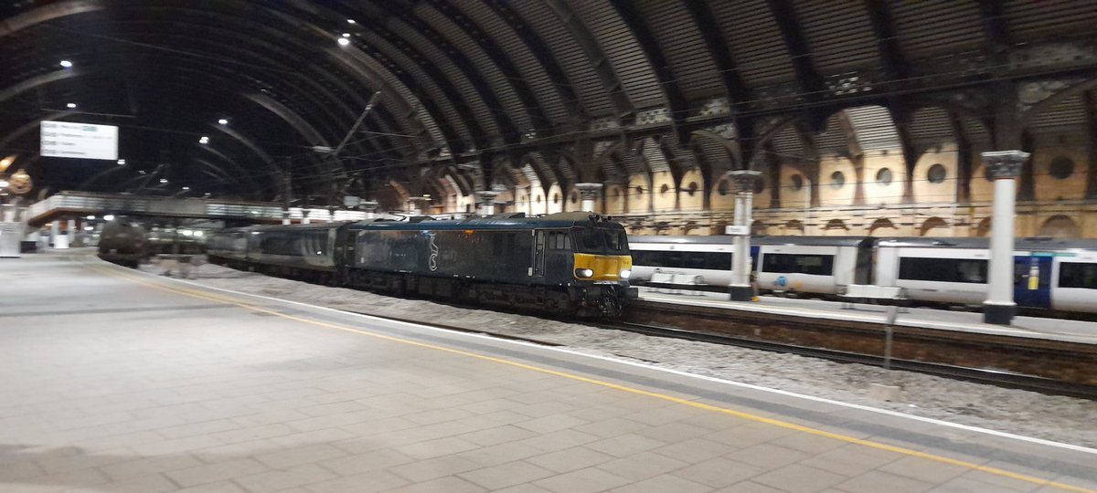 jaymz_hatstand's tweet image. A couple of late night delights through York on my way home from work! 56094 blasting South on bitumen tanks and 92014 heading North with a sleeper divert. All followed by 60085 clagging North with a rake of biomass wagons. #Railways #Grid #Tug #Clag #Trains #Freight