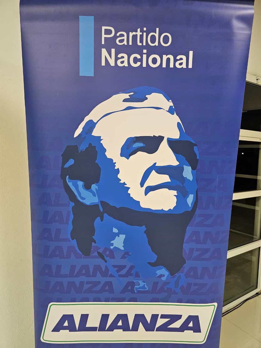 En Maldonado, culminando muy linda reunion de la lista 2004 de @alianzauy, junto a Javier Ramirez, @Gaby_marigaf y @echeverriadiego. @sumar_uy #HagamosHistoria #HayOrdenDeNoAflojar