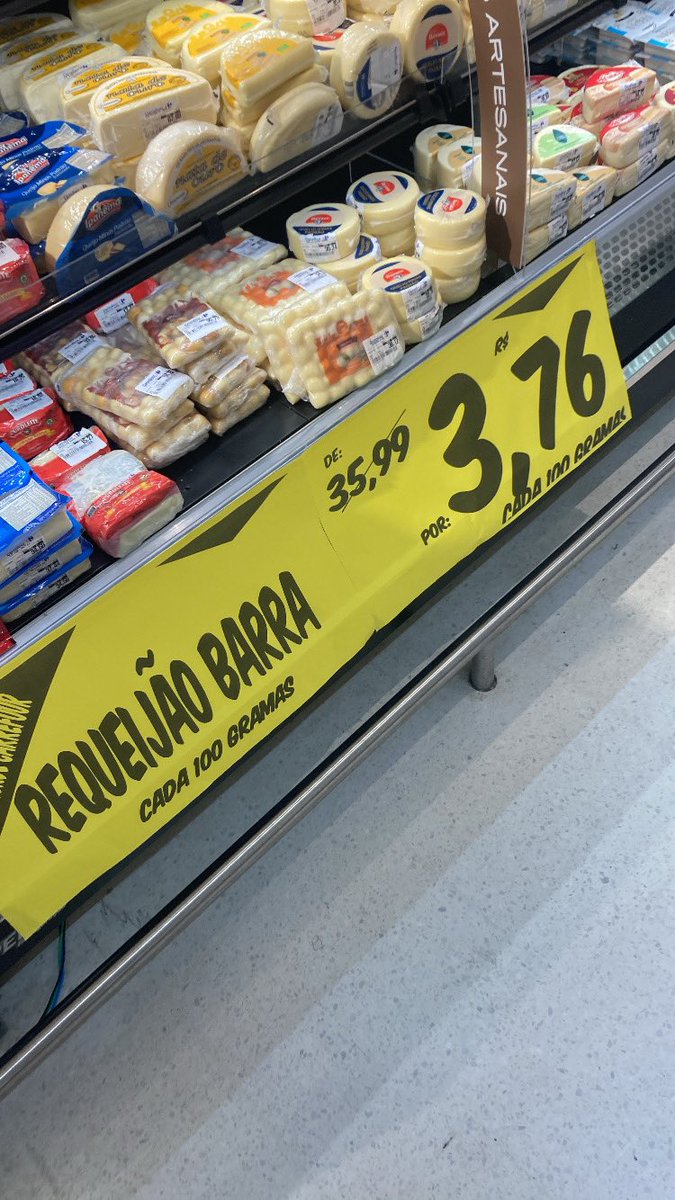 carvalhogct's tweet photo. Tô tentando entender essa promoção do @carrefourbrasil que ficou mais caro o kg do requeijão. https://t.co/ZtO8XdV081