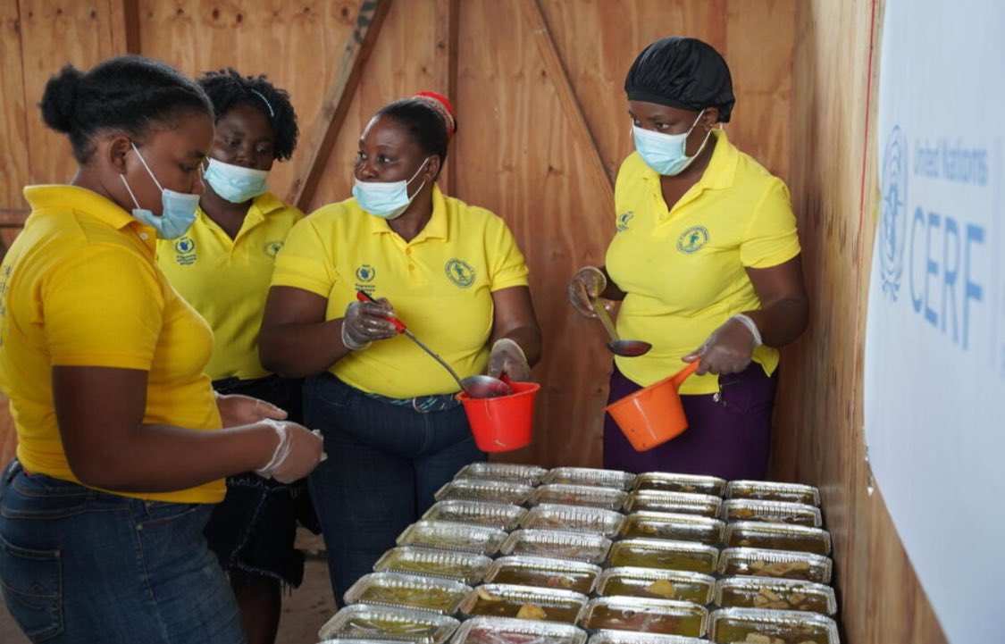 This Sunday @WFP provided 24k hot meals to people who have fled their homes in Port-au-Prince, #Haiti 🇭🇹. #HaitiStrong