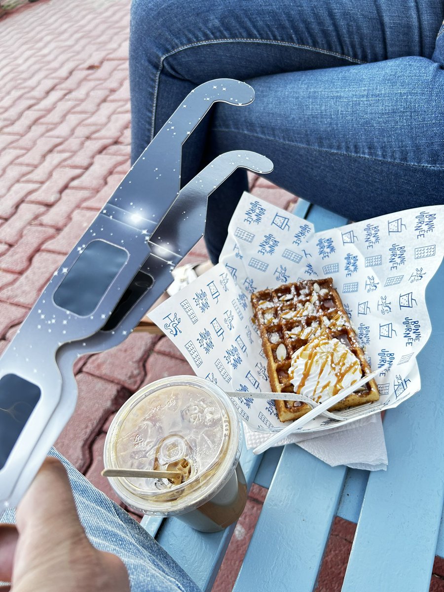 chanate_lag's tweet photo. •El América se la pelo ayer vs @ClubSantos
• combo waffle en la #plazadelamor
• lentes para mñn para #eclipsate cortesía de @MauriceCollier
Excelente domingo 😎 https://t.co/pTARe4FMxj