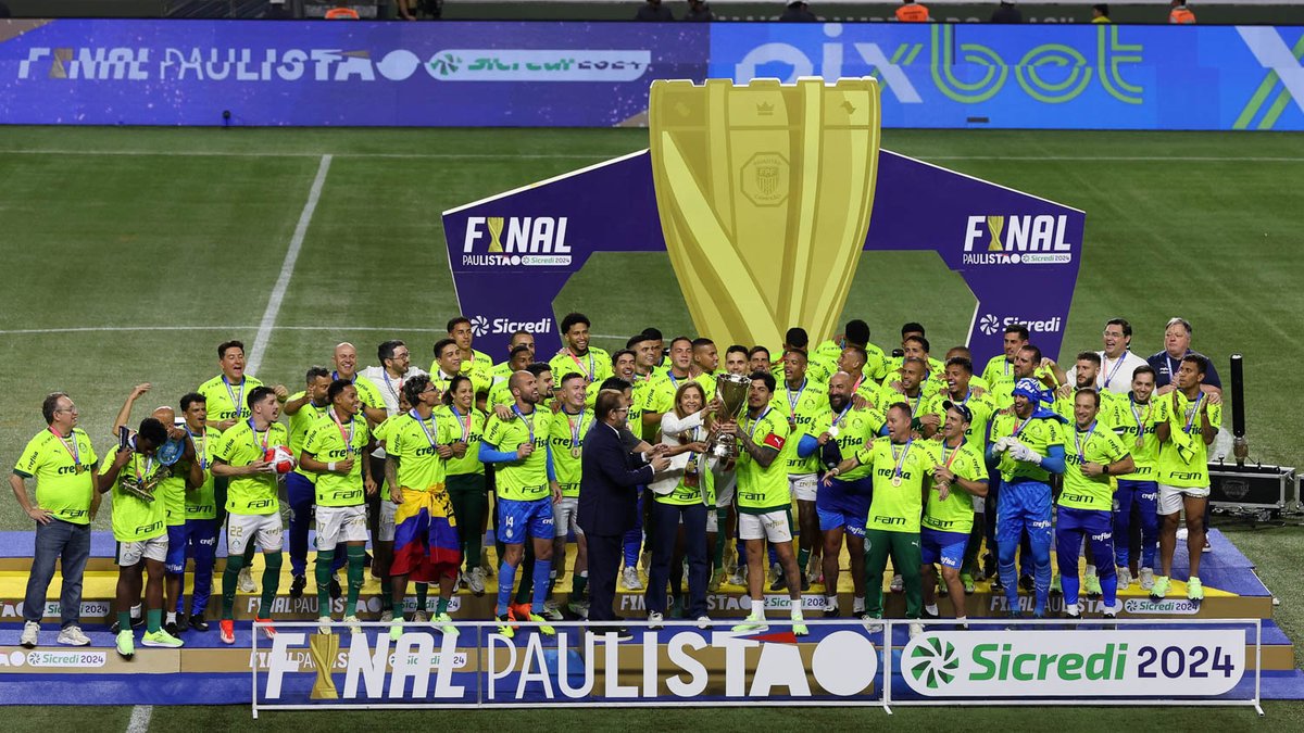 Palmeiras's tweet photo. 🏆 TRICAMPEÕES! 🏆 

#AvantiPalestra 
#T3rc3iraAcad3mia https://t.co/c8BwD2jo9D