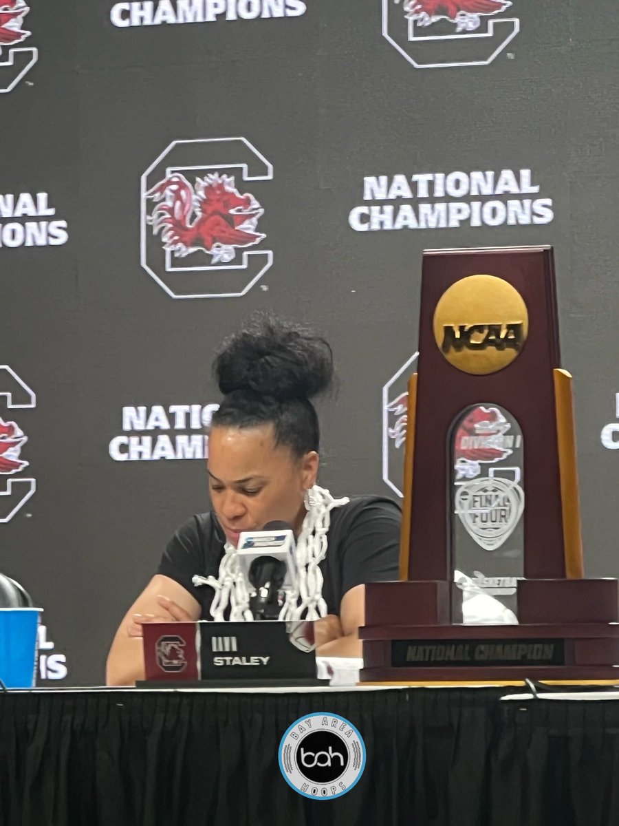 ⁦@dawnstaley⁩ picks up the hardware on a perfect season.⁦@BayAreaHoopsfl⁩ ⁦@make5media⁩ ⁦@WFinalFour⁩ ⁦@BAHoopsKentucky⁩ ⁦@GamecockWBB⁩