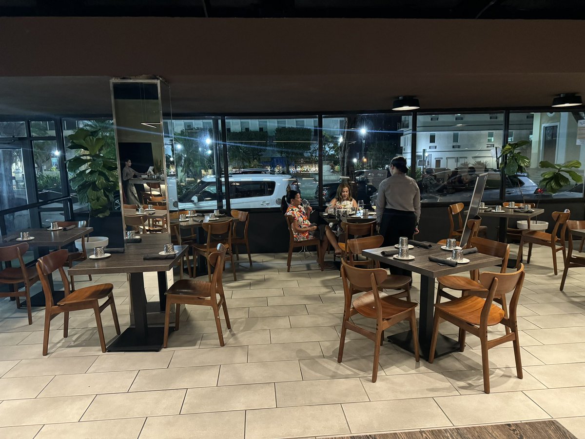 davsot's tweet photo. Restaurante DeRaíz en la plaza del centro urbano histórico de Mayagüez. Excelente servicio y atención al detalle. El menú incluye sabores globales y cambia todos los días. https://t.co/zN92sIS708
