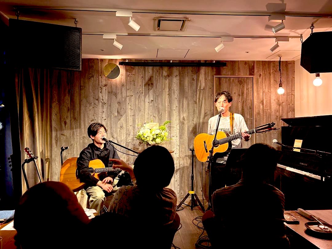 pabroyumar's tweet photo. 誕生祭ライブに来てくれた皆さん、香ばしいギター弾いてくれた一馬くん、お願い全部聞いてくれたNeighborのスタッフさんたち、そしてスペシャルなバースデーケーキを作ってくれた三堀栄純さんといづみやの職人さんたち、素敵なお花を送ってくれた皆さん、ありがとうございましたー！ハヴァナイスデイ！ https://t.co/1NwIIId52y