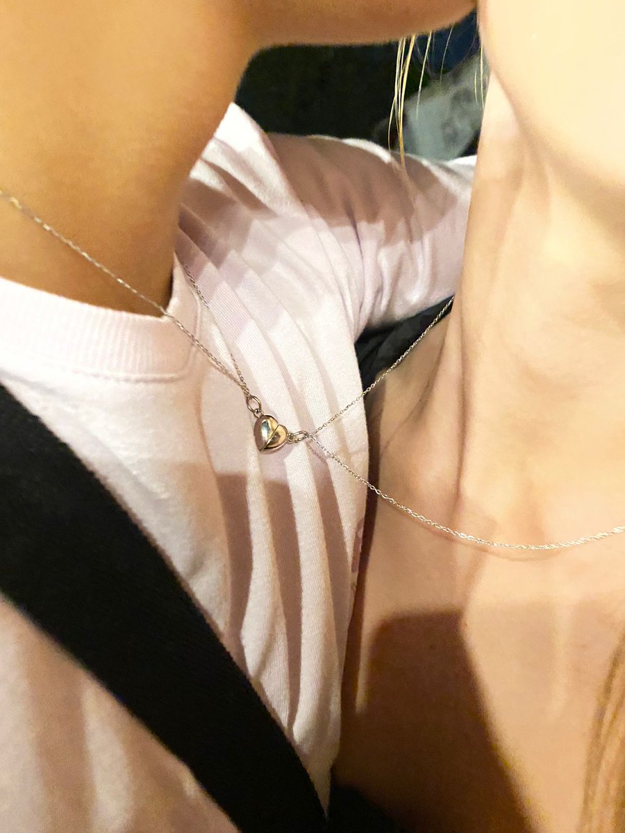 yo tmb quiero compartir collares con alguien así como hacen nebu y bri😭😭😭