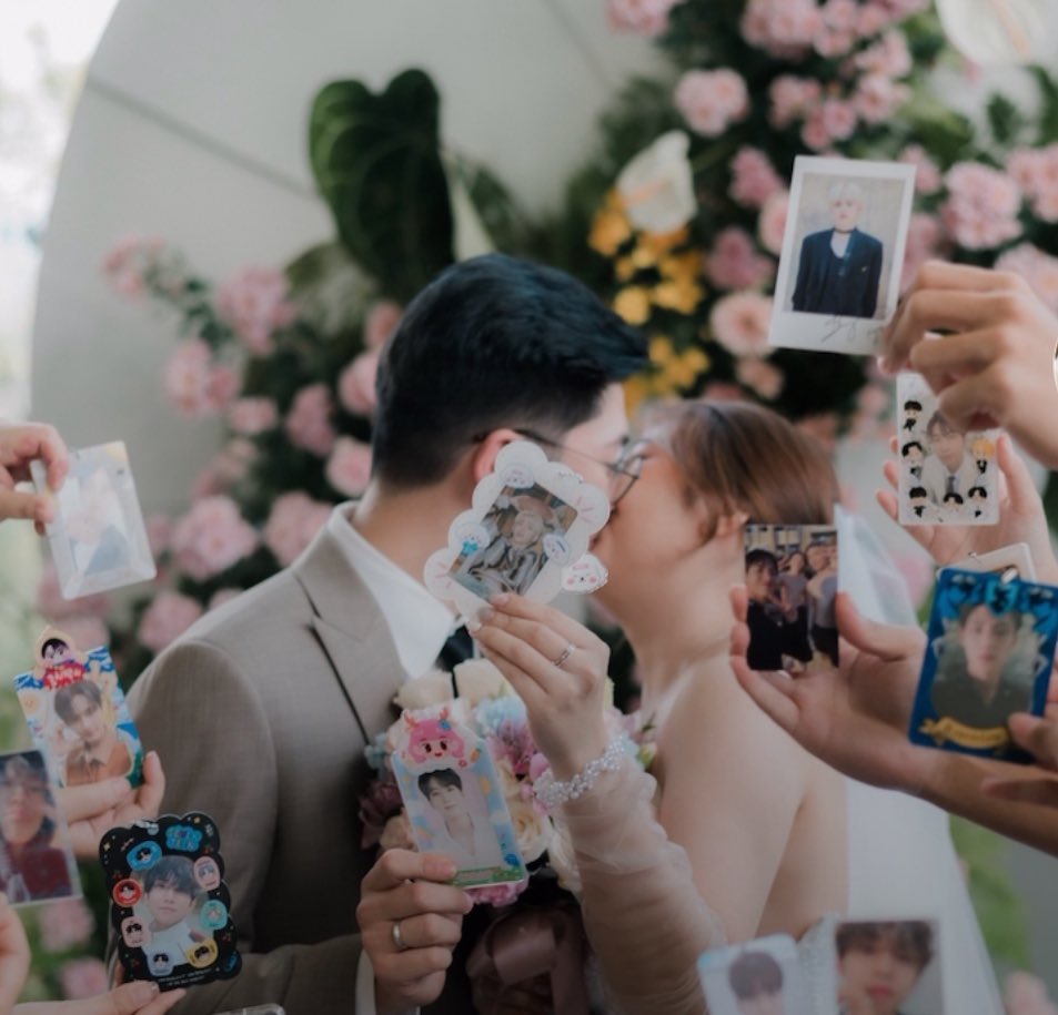 เจอละค้ะ 5544544555455445655445655665 ช่วงถ่ายรูปในงานแต่ง เพื่อนๆกะรัตก็โชว์ฟตกเซบพร้อม holder ปังๆไปเลยสิคะ 55555445555555555666665666655555555
(ก้าดบั้ม fml กะรัตเวอร์คือเข้าตีมมากกกกกกก ตีมเจ้าบ่าว)