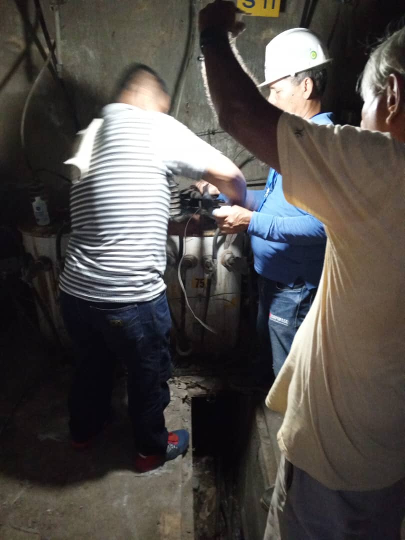 Asi estan trabajando en el Trigal Norte de #Valencia la #fallaelectrica que se produjo desde las 2 de la tarde #Corpoelec #7Abril <a href="/CorpoelecInfo/">Corpoelec Informa</a>