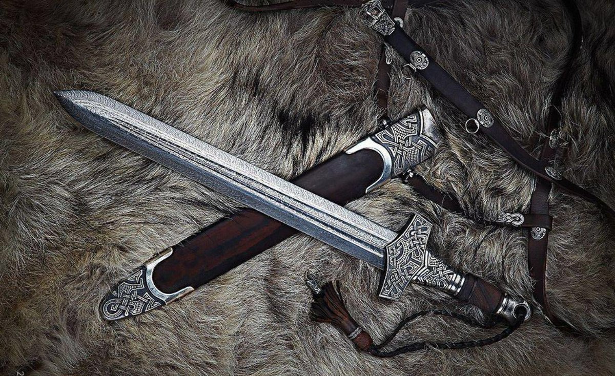 ﻳُﺤﺎﻭﻝُ ﻧﻴﻞَ اﻟﻤﺠﺪِ ﻭاﻟﺴﻴﻒُ ﻣﻐﻤﺪٌ
ﻭﻳﺄﻣﻞُ إﺩﺭاﻙَ اﻟﻤُﻨﻰ ﻭﻫــــﻮ ﻧﺎﺋـــﻢُ