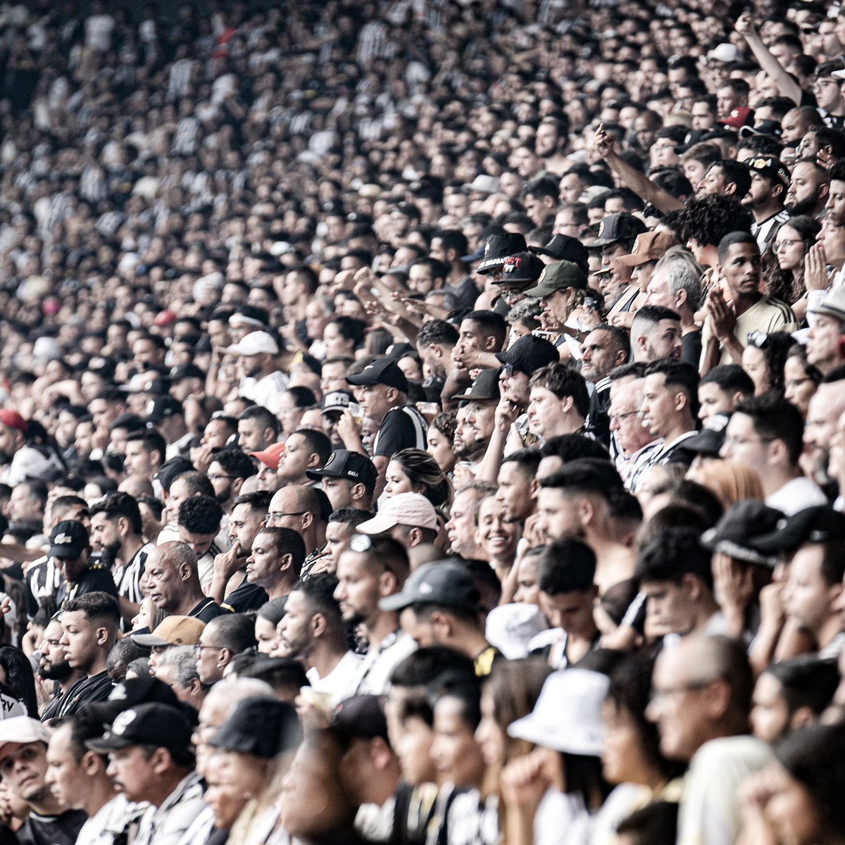 AGORA É LIBERTADORES! 🐔🏆 Quarta é dia de #Galo na @ArenaMRV e você não vai ficar de fora, vai? 🎟️ Acesse ingressos.galonaveia.com.br e vamos fazer uma grande festa no primeiro jogo de copa na nossa casa.