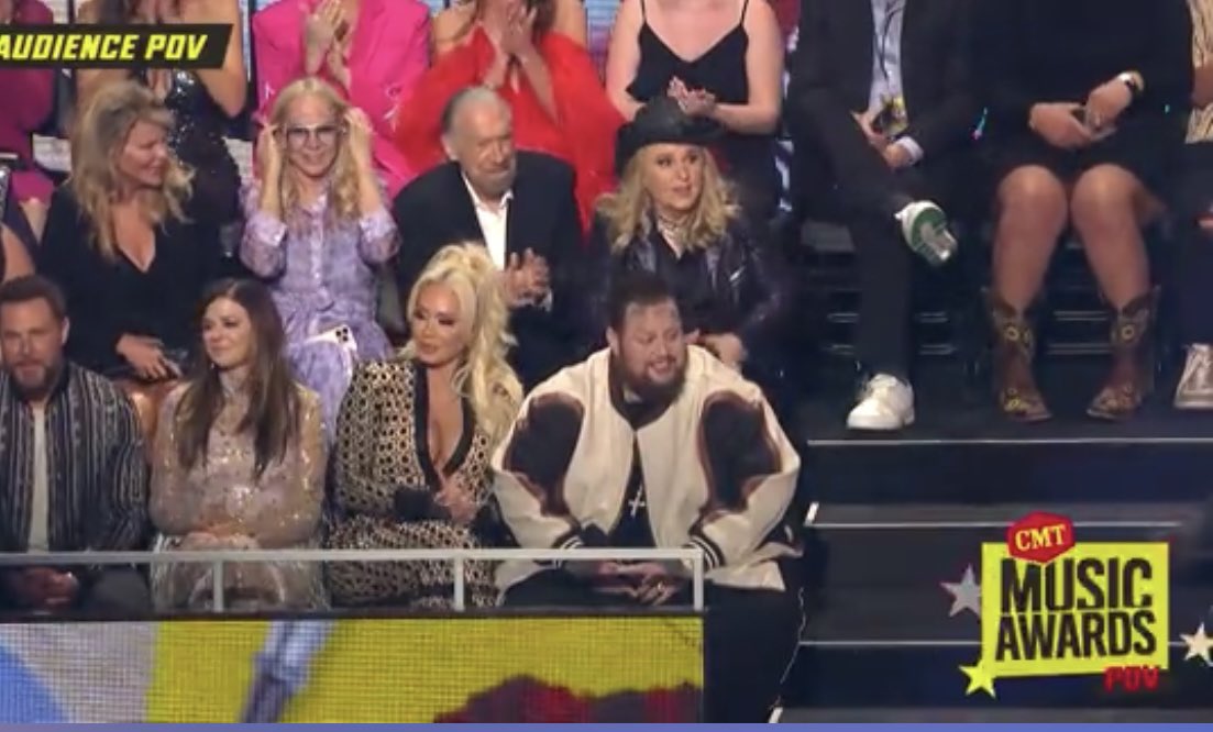 caryn_maroni's tweet photo. MElissa @metheridge being escorted to her seat after her peers gave her a #StandingOvation 👏👏👏
for #ComeToMyWindow https://t.co/6QA5SiSCSb