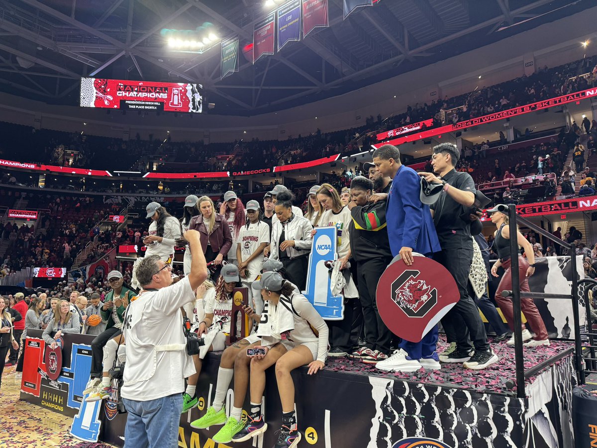 So proud of what @dawnstaley and those @GamecockWBB did tonight. Was thrilled and honored to see history up close with @lindsayczarniak and the kiddos. Perfect. Season. #memoriesmade