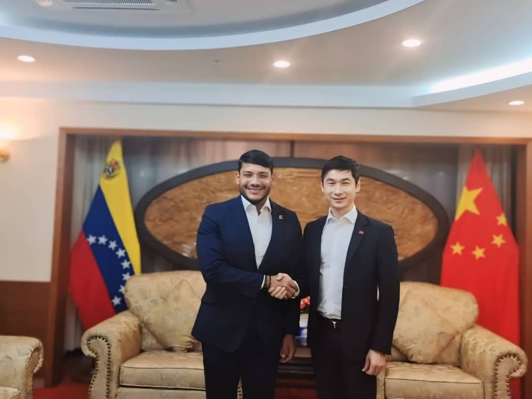 Sostuve reunión con Embajador de China en Venezuela Lan Hu, revisamos acuerdos de cooperación entre @PartidoPSUV y el Partido Comunista de China y acordamos acciones para aumentar el intercambio entre las organizaciones.¡🇻🇪 y 🇨🇳 tenemos una relación a toda prueba y a todo tiempo!