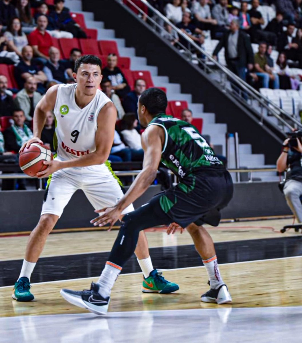 #MexBasquet 🇲🇽🏀 ¡Pako y @manisabbsk continúan firmes en su camino a los Playoffs de la @basketsuperligi! El sonorense @pakocruz9 sumó 7 puntos, 2 rebotes y 9 asistencias para la importante victoria 69-62 ante Darussafaka y se colocan en la 5a posición de la liga turca 🇹🇷.