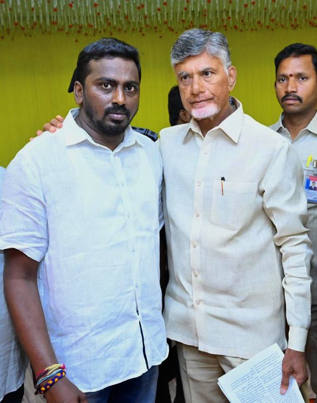 VAjayChowdary's tweet photo. ప్రజాగళం సత్తెనపల్లి నియోజకవర్గానికి విచ్చేసిన గౌ మాజీ ముఖ్యమంత్రి వర్యులు నారా చంద్రబాబు నాయుడు గారిని కలవడం జరిగింది…. https://t.co/A5OZTEi1Jy