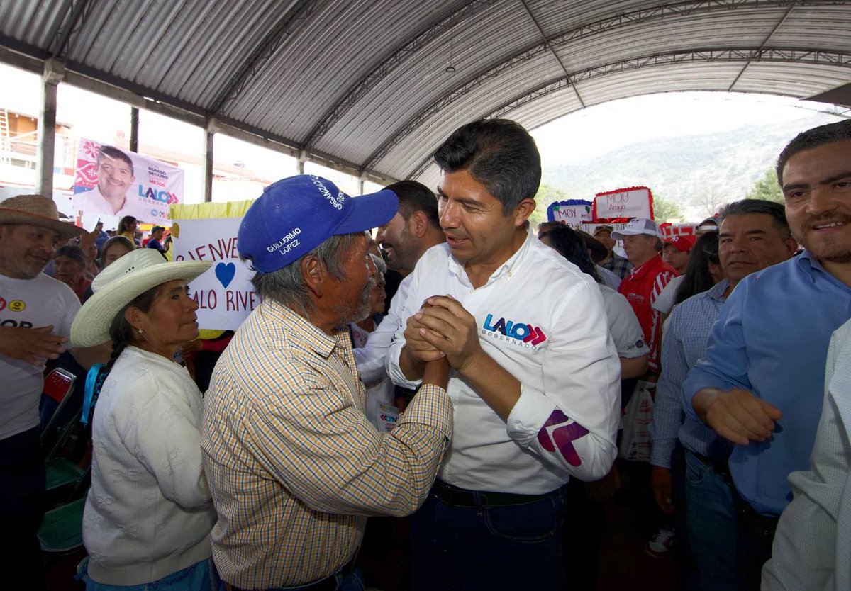 eduardorivera01's tweet photo. ¡Ixtacamaxtitlán nos llenó de inspiración y esperanza! Aquí, vimos el poder del amor y el cariño de su gente. Gracias por demostrar que el mejor rumbo para Puebla ya está en marcha. 🫰 #LaloGobernador 

Y gracias a Moisés Juárez, @LorenzoRiveraN, Víctor Herrera, @DelfinaPozosV , Cipriano Vázquez, Rubén Chacón y mi esposa Lili por estar presentes.