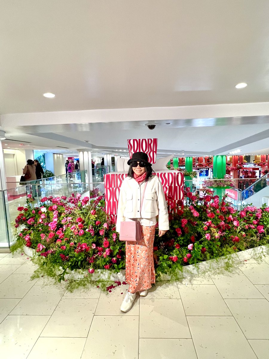 madel_suravilla's tweet image. More flowers in the 2nd floor. Amazingly beautiful. These are live flowers that adorn the store. Macy’s never fails every time. 🌷🌸🌺🌼🌹🌻

#Flowershow
#Macys
#Manhattan
#NYC