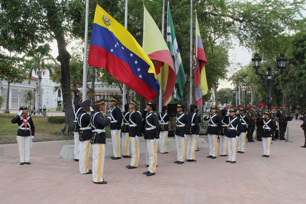 #EnFotos || La Fuerza Armada Nacional Bolivariana en el estado Aragua junto a organismos policiales realiza arriada de la Bandera Nacional en la plaza Bolívar de Maracay, para promover el rescate de los símbolos patrios.