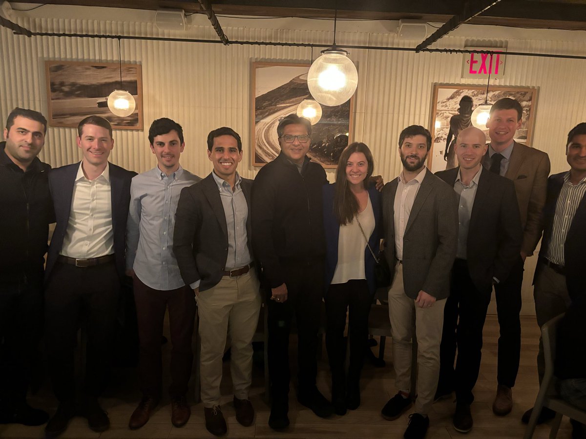 Amazing night out for our fellows with our annual visiting professor! This year we honor all star alum @dipenjparekh from @dsui_miami_uro who will be giving department of surgery grand rounds tomorrow @MSKCancerCenter