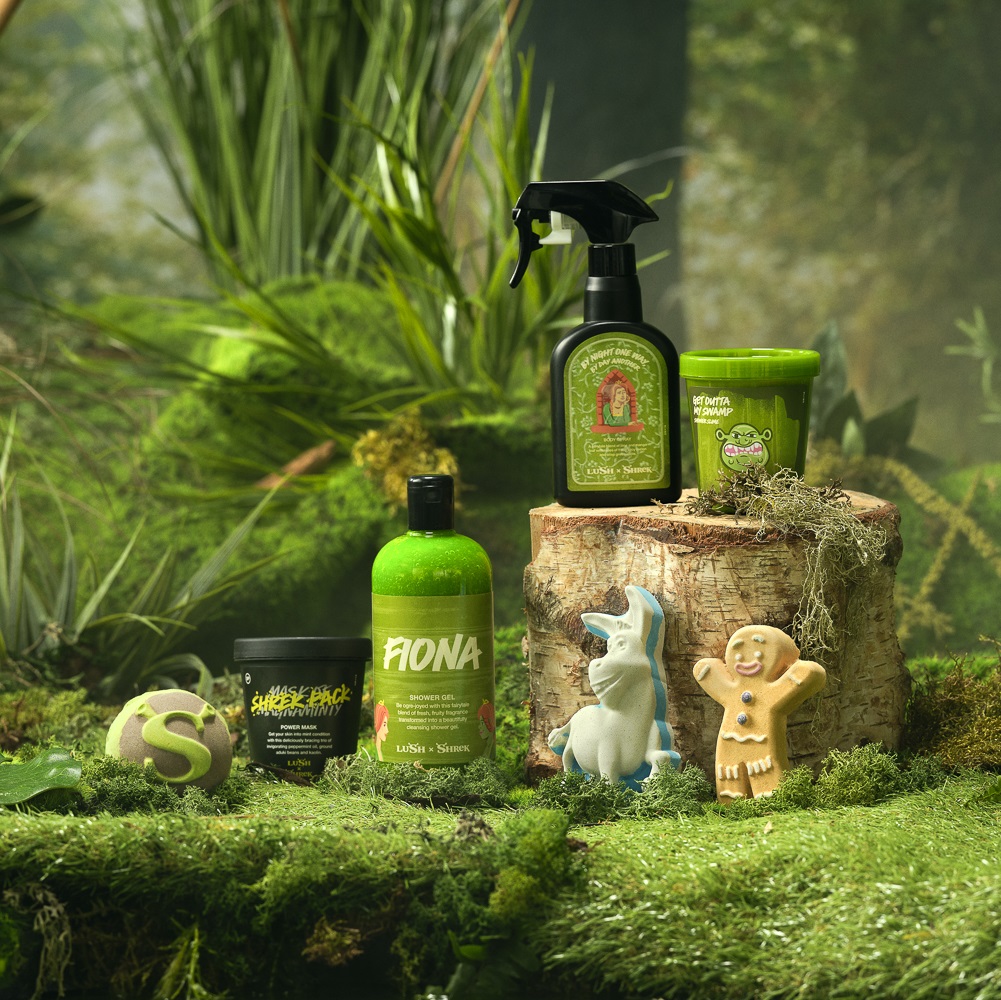 LUSH X SHREK シュレックコラボ届いた〜‼︎ボディスプレーのパケが蓄光