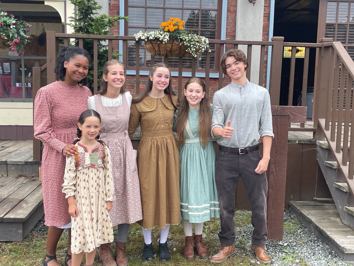 Who is watching season 11 #WhenCallsTheHeart premiere? Thanks for joining us! #Hearties @hallmarkchannel @SCHeartHome