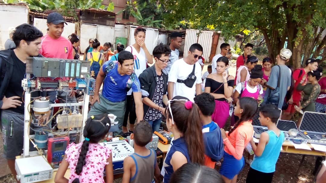 IroidisRM's tweet photo. El proyecto "La universidad en el barrio" de la @UniversidadMoa intercambiando con la comunidad del reparto Caribe. 
#GenteQueSuman 
#FEUDeLaUMoa https://t.co/nRiuL8cvQ3