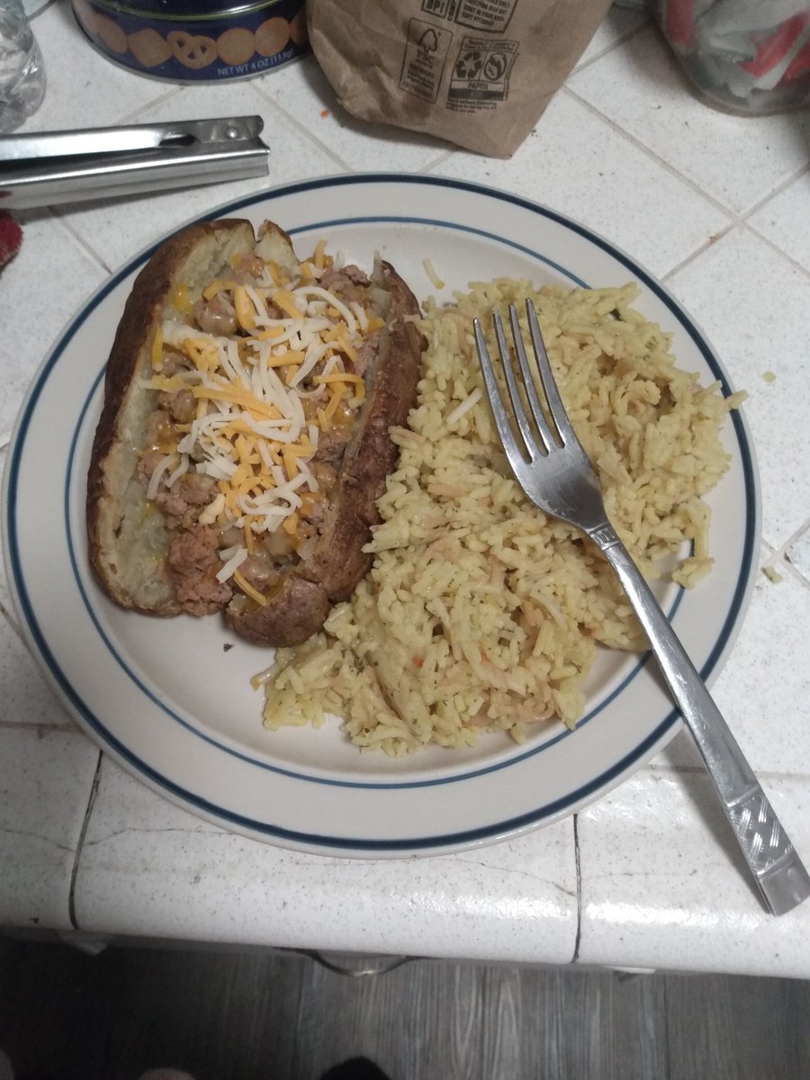 Dinner! My sister made loaded baked potatoes and chicken rice! 😋 (I may have went overboard on the rice 😅)