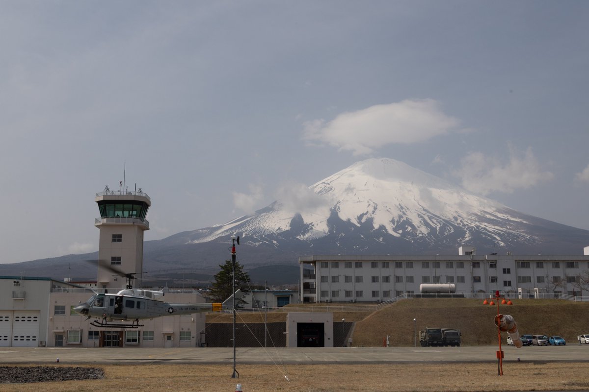 おはようございます。 ４月２日、第31海兵遠征部隊第1大隊上陸隊が海兵隊キャンプ・富士諸職種共同訓練センターで負傷者搬送訓練を米空軍のUH-1Nと行いました。この訓練は各部署との相互連携をスムーズに行い、実際に傷病人が出た際の緊急搬送を最短で行う事が目的です。 今日も良い一日を！