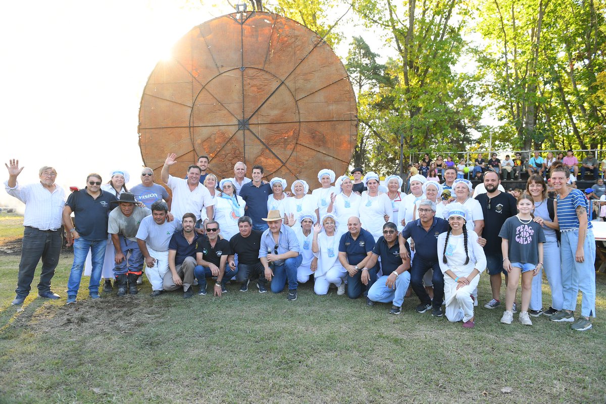 wadodecorrido's tweet image. La torta frita más grande del mundo es Argentina y se hace en Mercedes. Compartimos una hermosa tarde en la 24° Fiesta Nacional de la Torta Frita, una fiesta popular construida en comunidad que impulsa al trabajo, la cultura y el encuentro.