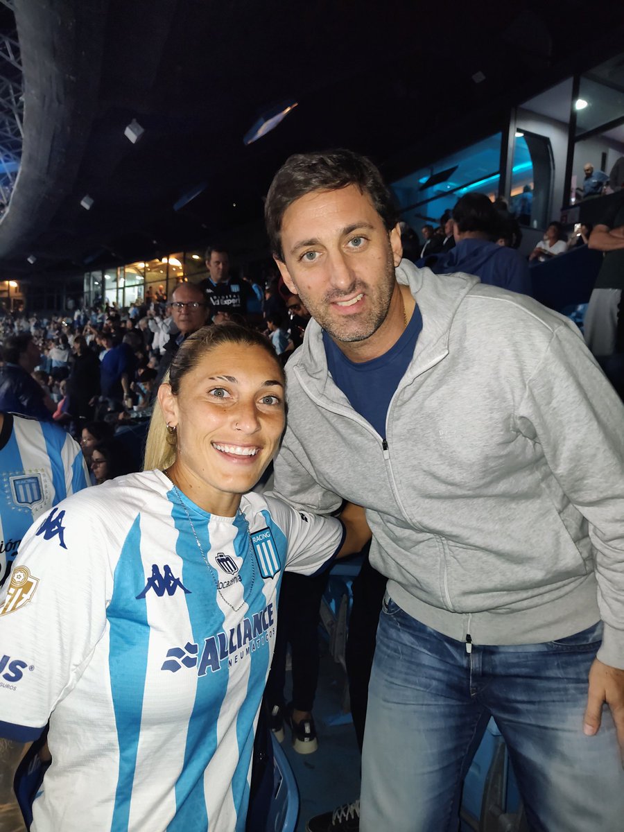 Ojalá le dé a Racing un poquito de todo lo que le diste vos!

MILITO HAY UNO SOLOOO 💙

@racingclub 

#racingclub #racing #racingclubdeavellaneda  #academia  #argentina🇦🇷 #futbolista #futbol #futbolfemenino #milito #diegomilito #vamosacademia  #vamosracing  #mujeres