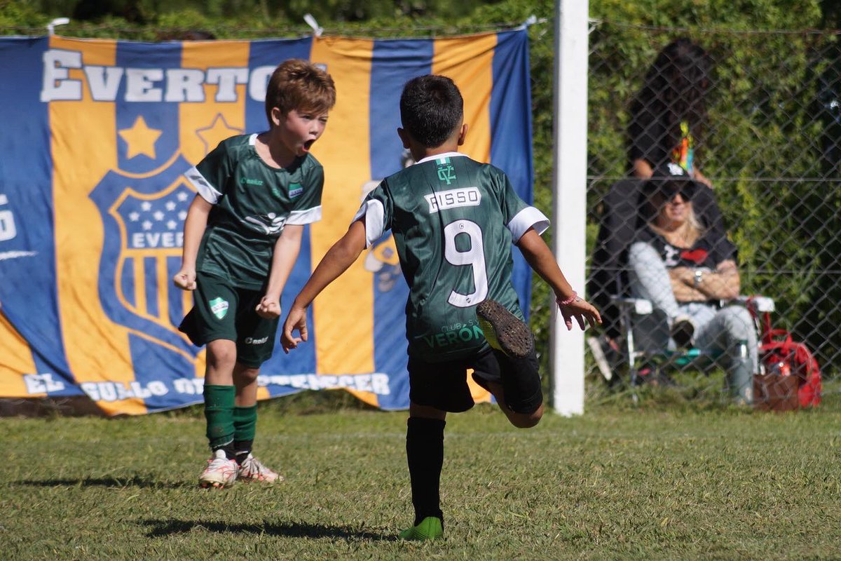 ClubVeronicaOf's tweet photo. Sabemos que lo mas importante es divertirse, pero no podemos negar la felicidad de hacer un gol con los colores mas lindos del mundo, ¿no?

El Semillero💚🤍💚 https://t.co/DSYPVW90Lb