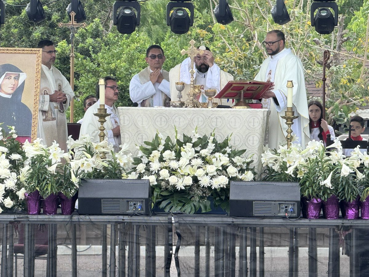 Outdoor Mass, Divine Mercy Parish, Brownsville. “que comprendan mejor que bautismo nos ha purificado, qué Espíritu nos ha hecho renacer y qué sangre nos ha redimido”. “in what font we have been washed, by whose Spirit we have been reborn, by whose Blood we have been redeemed.”