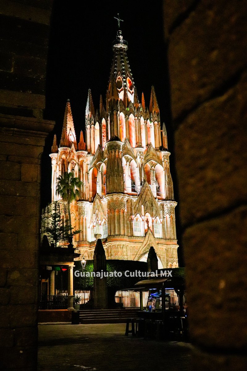 San Miguel de Allende de noche es hermoso. 😍😍