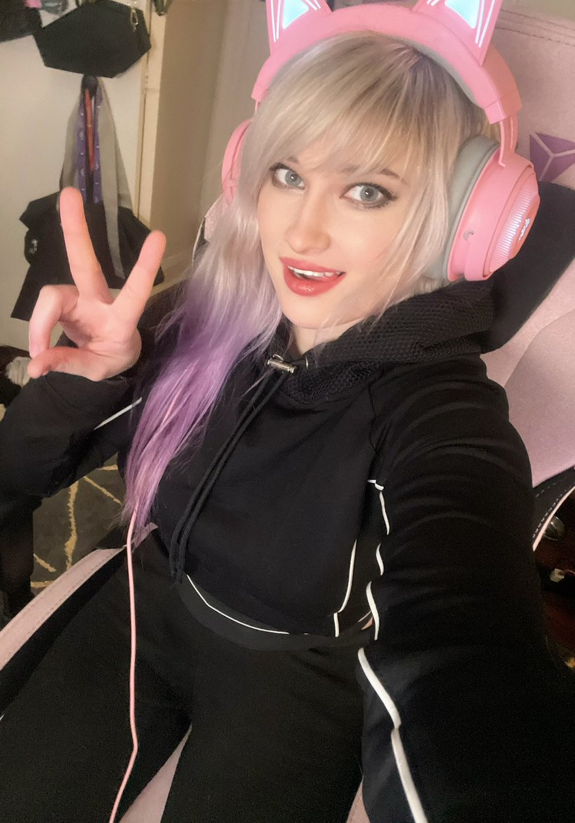 Time to stream more Master Detective Archives: Rain Code! Live now at twitch.tv/nataliakat 🖤