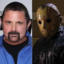 2en1reloj's tweet image. Kane Hodder cumple años hoy🎂 

Actor y especialista en acrobacias.
Icónico en su papel como Jason Voorhees en films de la franquicia "Viernes 13", posee una presencia imponente y habilidad para transmitir terror.

Leyenda del #CineDeTerror. 

¡Feliz día, #KaneHodder! 🥳🔪